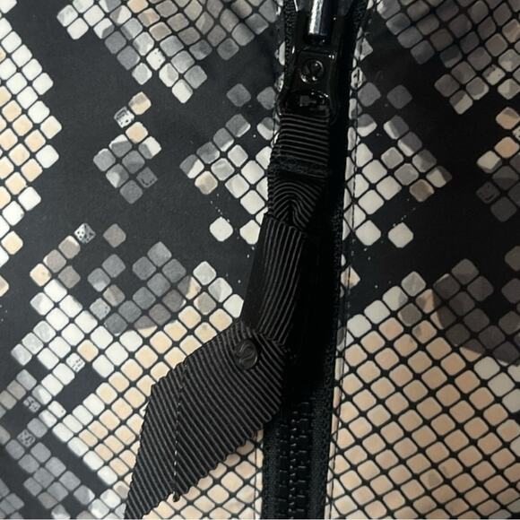 Lululemon The Fluffiest Vest Size 4 Goose Down Black Ziggy Snake Reversible - Picture 5 of 15